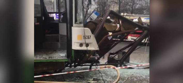 Λεωφορείο στη Μόσχα παρέσυρε πεζούς που περίμεναν σε στάση (βίντεο)